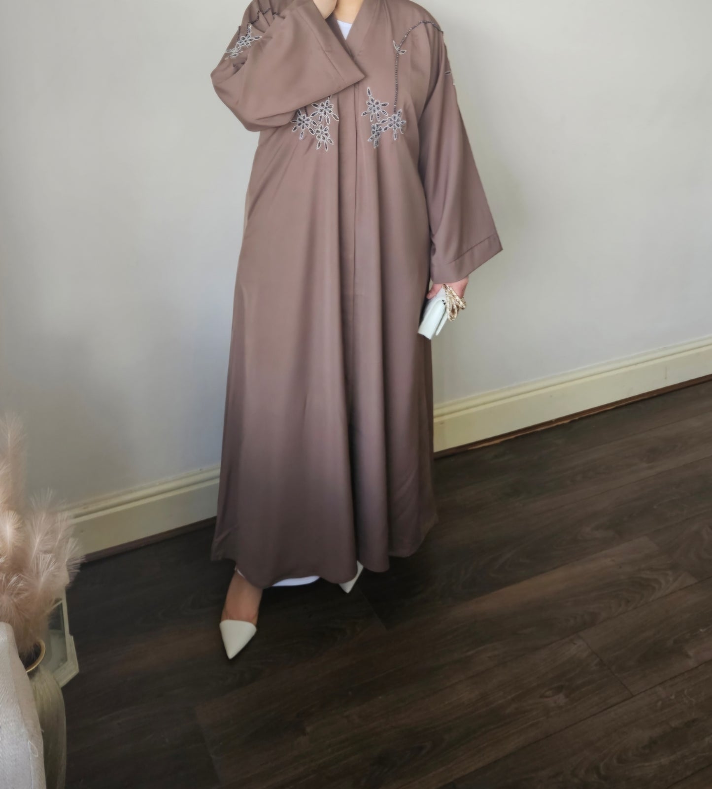 Nude abaya